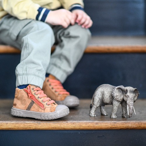 Nos Bopy, les chaussures parfaites pour accompagner vos enfants dans leurs nombreuses aventures imaginaires !

VINCENT | Semelle souple et antidérapante
#bopyshoes #nouvellecollection #chaussuresenfants #madeinfrance #foreveryoung